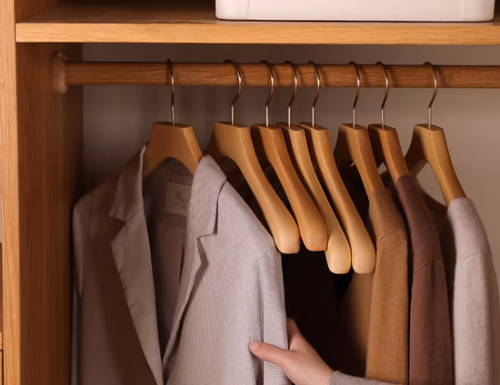 Cintre de luxe en bois de hêtre de couleur naturelle